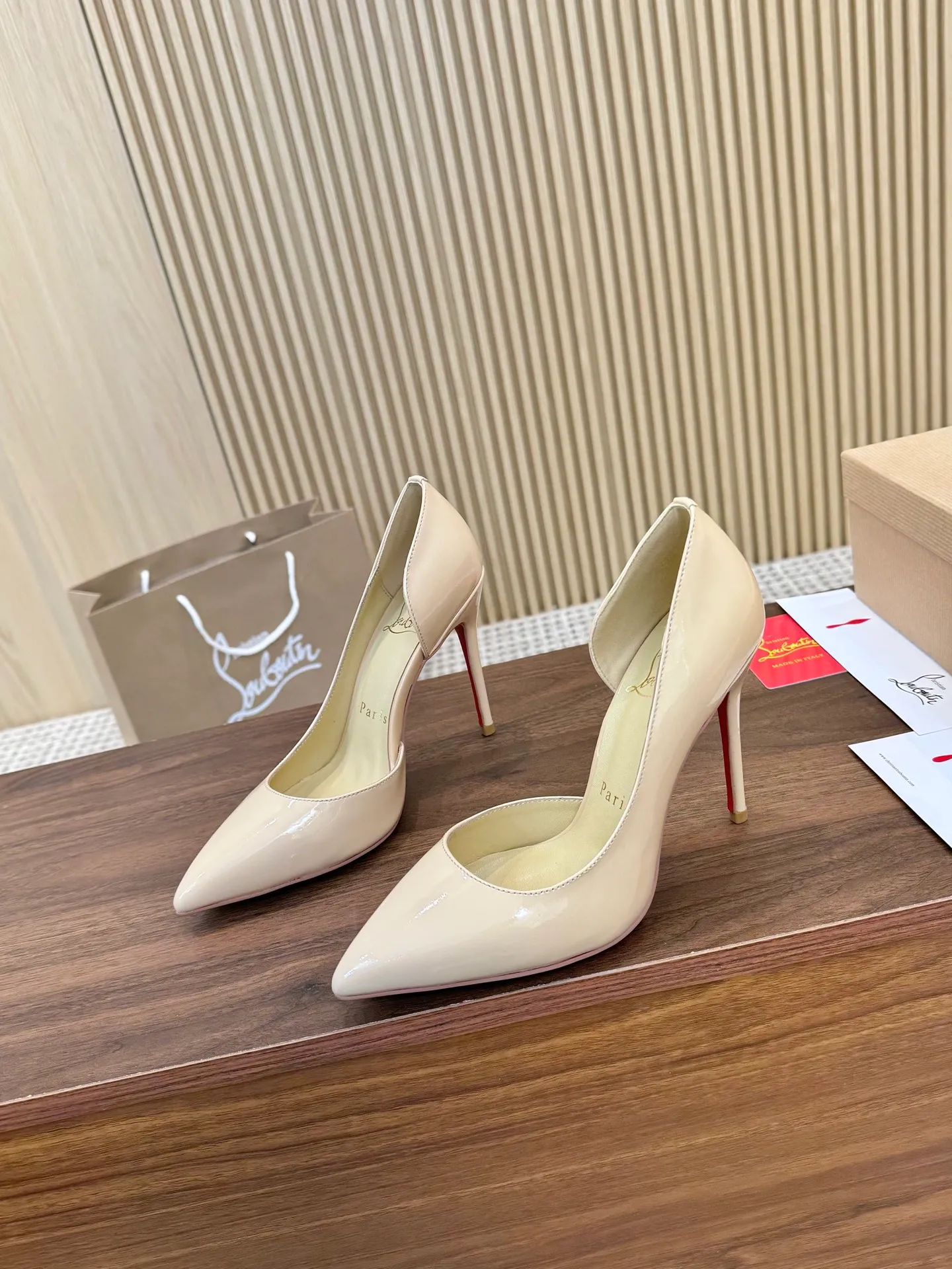 💕💕Factory direct selling price p440💕💕 Genuine leather sole +40 shipped all year round💝Christian Louboutin CL👠 "Imported cow patent leather💎Side hollow series" noble and luxurious, real blingbling👟👟 real materials, all customized by the pattern maker, and the materials are made of original customized materials to achieve the taste of the original 5 color options💍 Upper: Imported 👉cow patent leather💪 Lining: Sheepskin foot pad/lining Size: 34-40.41.42 Heel height: two options: 10.5cm and 8.5cm
